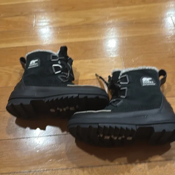 Sorel women tivoli waterproof suede ankle boots size 5.5 .