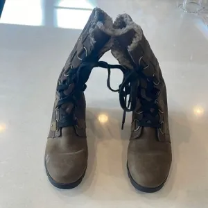 Sorel women’s boots size 10.5 waterproof great shape warm nice soles in style.