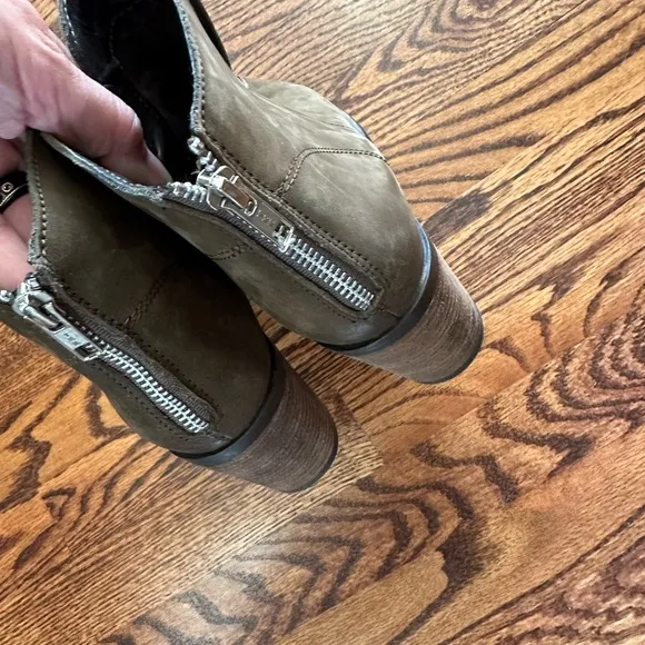 Steve Madden Pawel Boots Leather‎ Block Heel Zip Back Green ladies size 9