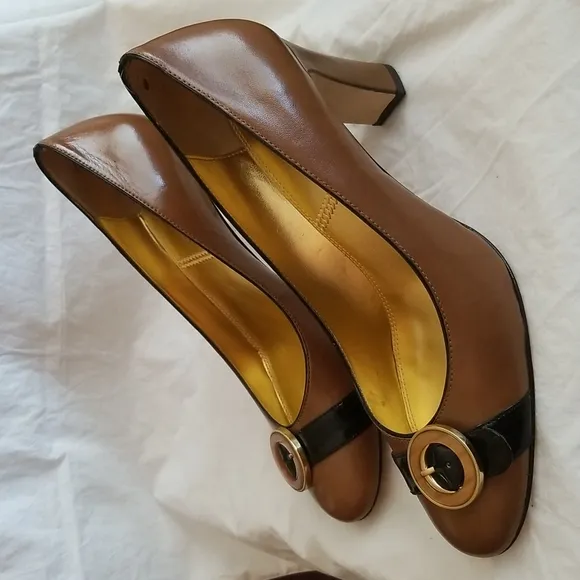 Tahari shoes 8 1/2, mocha color with black detail on the toe #1031