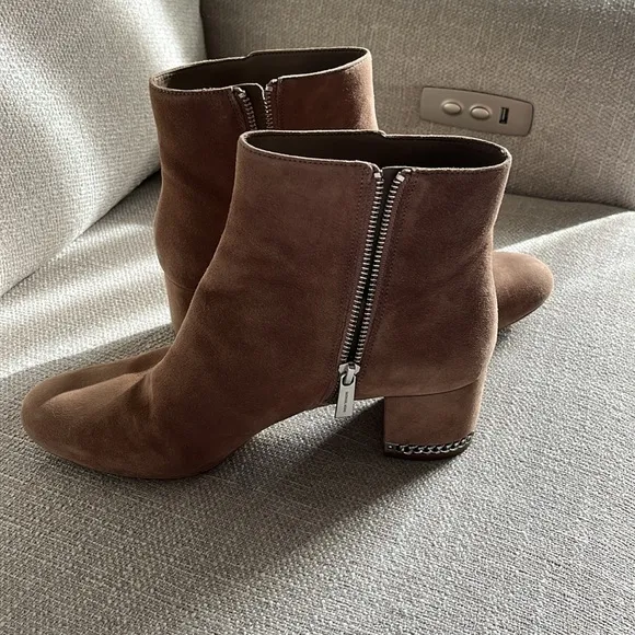 Tan Ankle Boots with Low Heel and Rounded Toe size 9.5