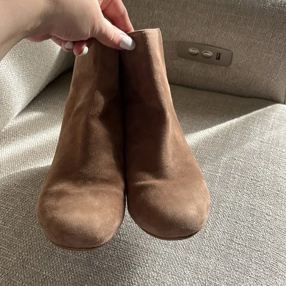 Tan Ankle Boots with Low Heel and Rounded Toe size 9.5