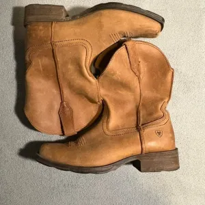 Tan Ariat Rambler leather cowboy boots with a western vibe size 8B