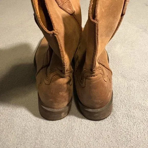 Tan Ariat Rambler leather cowboy boots with a western vibe size 8B
