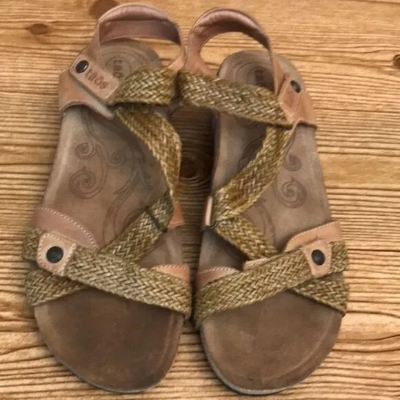 Taos trulie ladies Leather strappy comfort sandals size 10