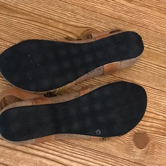 Taos trulie ladies Leather strappy comfort sandals size 10