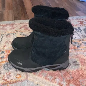 The North Face Black Suede Waterproof Zip Up Shearling Lined Boots 7 Traction