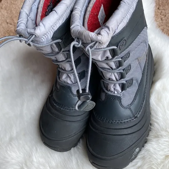 THE NORTH FACE WATERPROOF LACE BOOTS SIZE 6