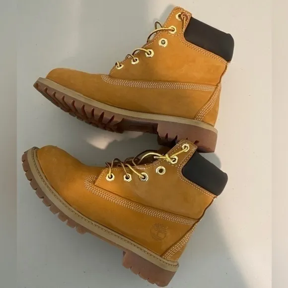 Timberland tan leather boots size 4M junior