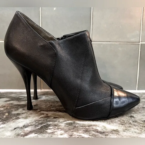 TORY BURCH leather stiletto booties. 🖤🖤