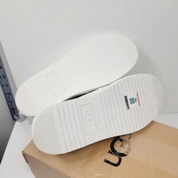 UGG Alameda Sammy Leather Sneakers Womens US 7 White Slip On Casual Shoes