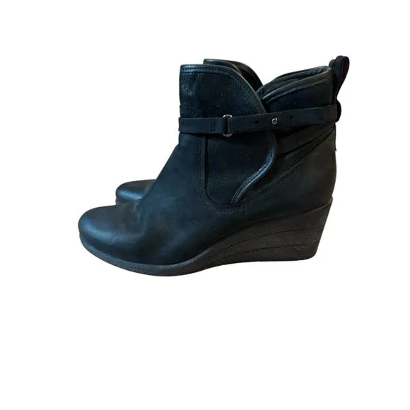 Ugg Australia women’s Emalie leather waterproof wedge boots sz 9