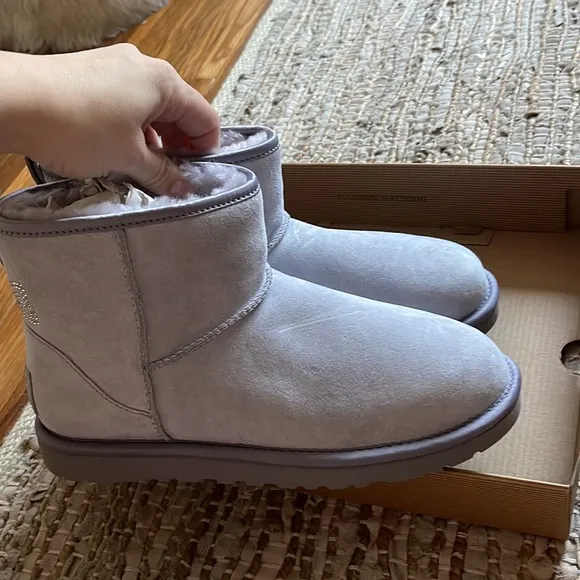 Ugg classic mini crystal bow size 8