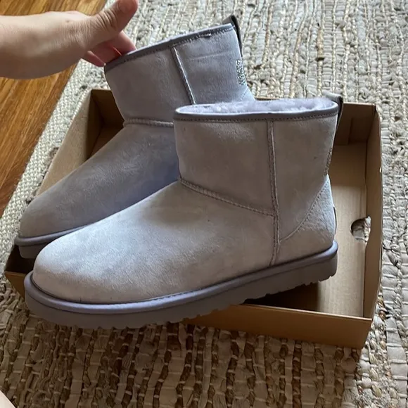 Ugg classic mini crystal bow size 8