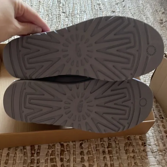 Ugg classic mini crystal bow size 8