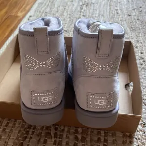 Ugg classic mini crystal bow size 8