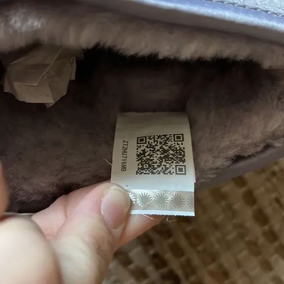 Ugg classic mini crystal bow size 8