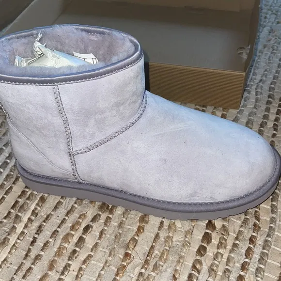 Ugg classic mini crystal bow size 8