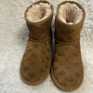 UGG Classic Mini II Embossed Chestnut Suede Sheepskin Lined Ankle Boots girl SZ4