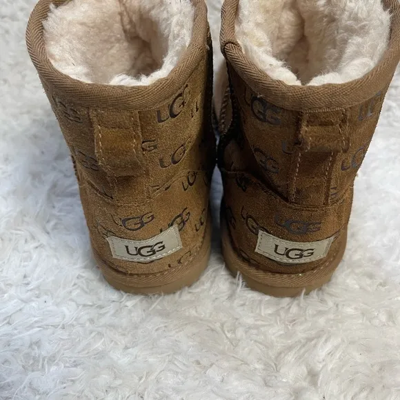 UGG Classic Mini II Embossed Chestnut Suede Sheepskin Lined Ankle Boots girl SZ4
