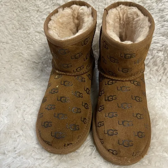 UGG Classic Mini II Embossed Chestnut Suede Sheepskin Lined Ankle Boots girl SZ4
