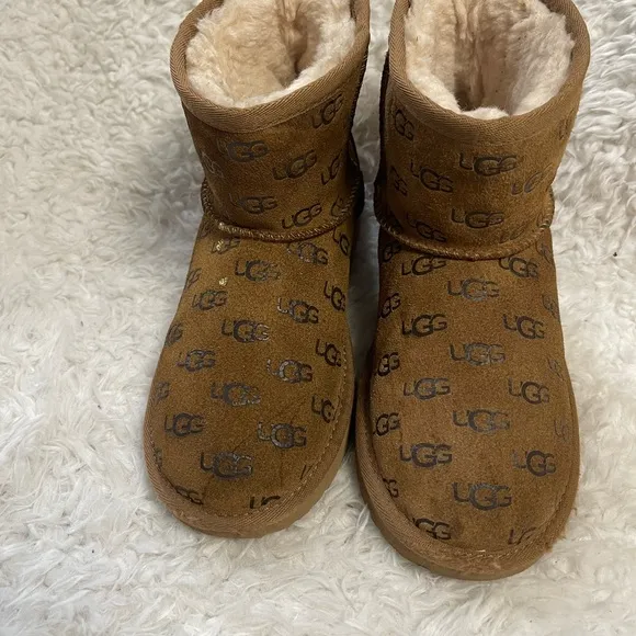 UGG Classic Mini II Embossed Chestnut Suede Sheepskin Lined Ankle Boots girl SZ4