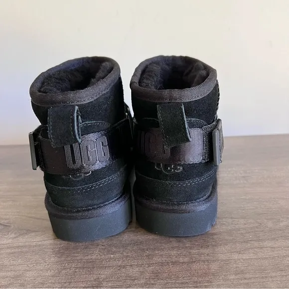 UGG Classic Ultra Mini Hybrid Women's Boot Size 6
