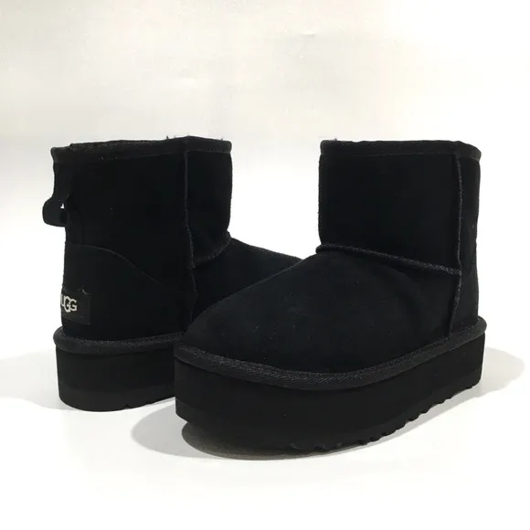 UGG KIDS CLASSIC MINI PLATFORM BOOTS -BLACK SHEEPSKIN -YOUTH US 2 -NEW