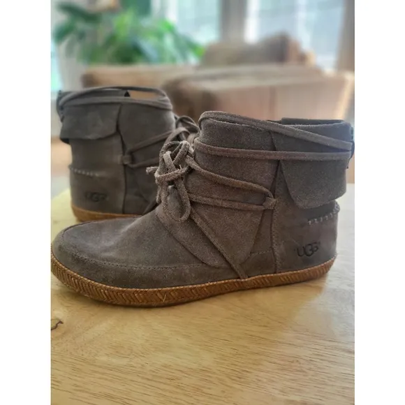 UGG Suede Boots Gray Size 5