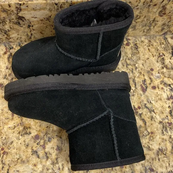 Ugg toddler boots size 8, brand new