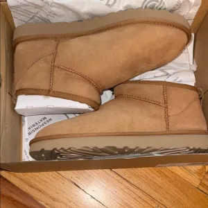 UGG ultra Mini Suede Boots in Tan