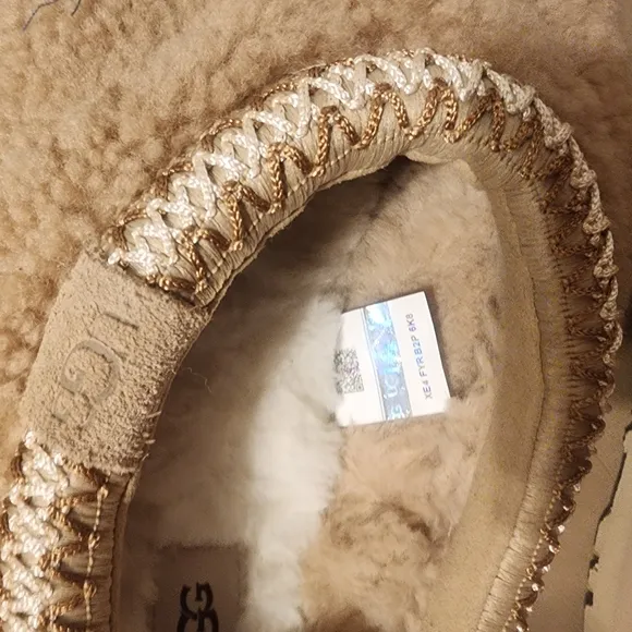 UGG WOMEN TAZZ MAXI CURLY SAND PLATFORM  SIZE US 10