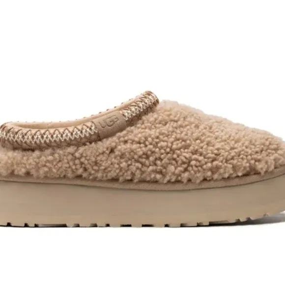 UGG WOMEN TAZZ MAXI CURLY SAND PLATFORM  SIZE US 10