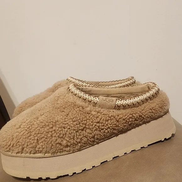 UGG WOMEN TAZZ MAXI CURLY SAND PLATFORM  SIZE US 10