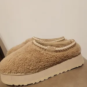 UGG WOMEN TAZZ MAXI CURLY SAND PLATFORM  SIZE US 10