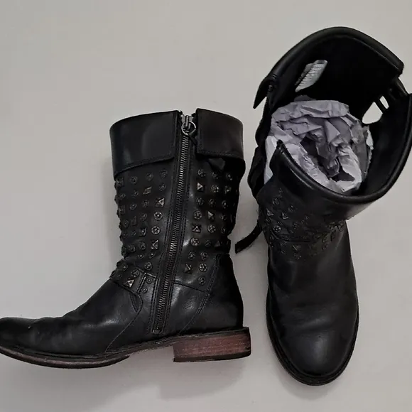 UGG Women's Size 8 Leather Studded Side Zip Boot with Sheepskin Insoles