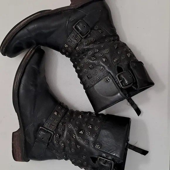 UGG Women's Size 8 Leather Studded Side Zip Boot with Sheepskin Insoles