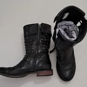 UGG Women's Size 8 Leather Studded Side Zip Boot with Sheepskin Insoles