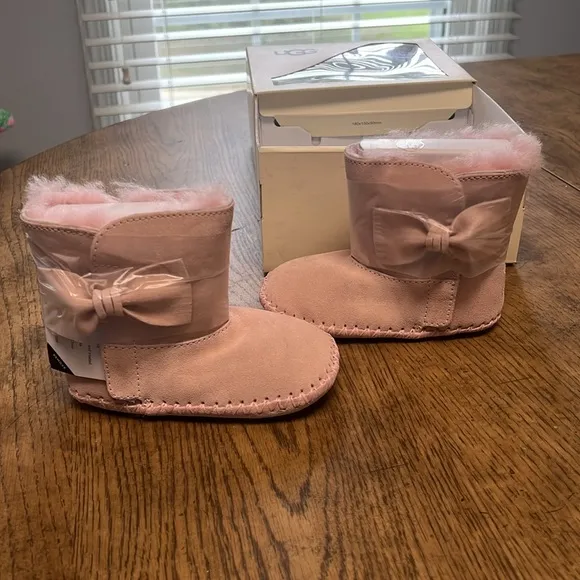 Uggs. Pink. I CABBY. New in box. Girls 4/5 Medium.