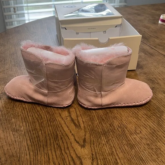 Uggs. Pink. I CABBY. New in box. Girls 4/5 Medium.