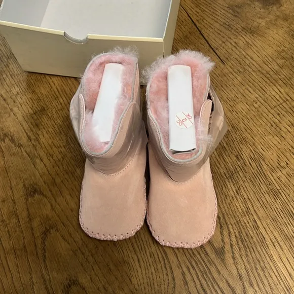 Uggs. Pink. I CABBY. New in box. Girls 4/5 Medium.