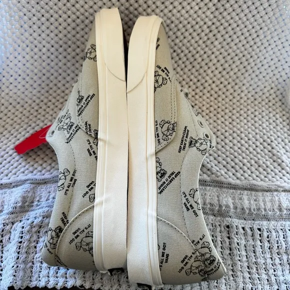 Vans Cream Graphic Lace Up Sneakers Size 13 - NWT and Box