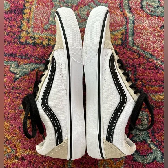 Vans | Men’s white/tan/black Ward lace up sneakers, black laces, tan suede, sz 8