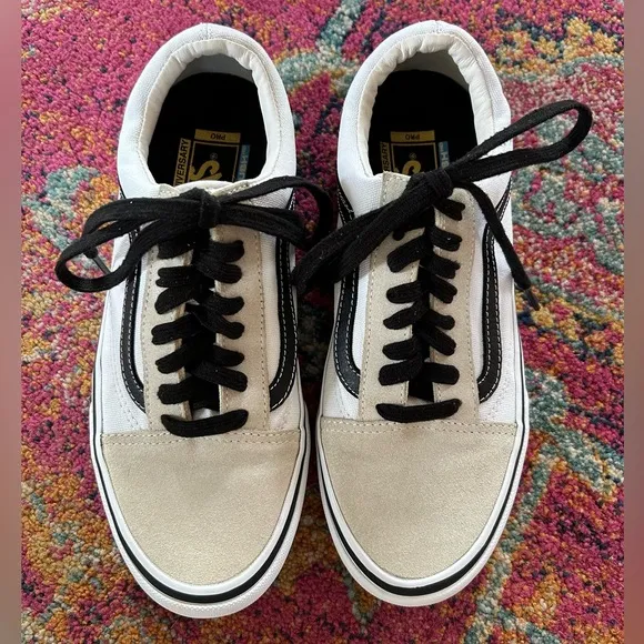 Vans | Men’s white/tan/black Ward lace up sneakers, black laces, tan suede, sz 8