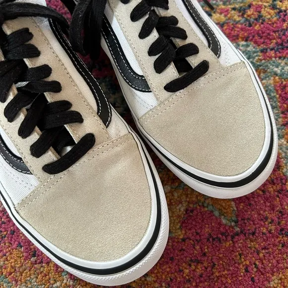 Vans | Men’s white/tan/black Ward lace up sneakers, black laces, tan suede, sz 8