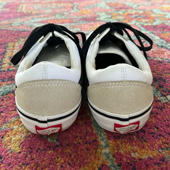 Vans | Men’s white/tan/black Ward lace up sneakers, black laces, tan suede, sz 8