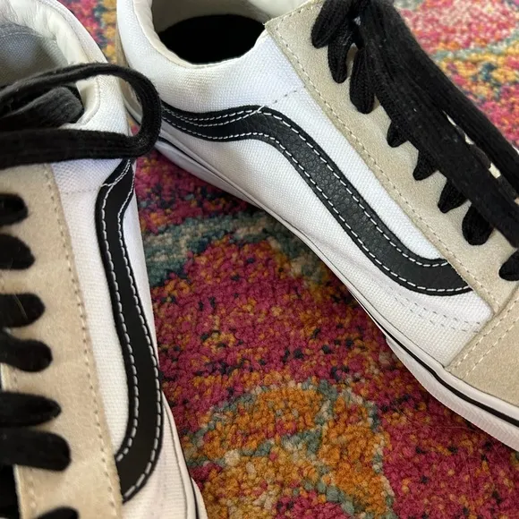 Vans | Men’s white/tan/black Ward lace up sneakers, black laces, tan suede, sz 8