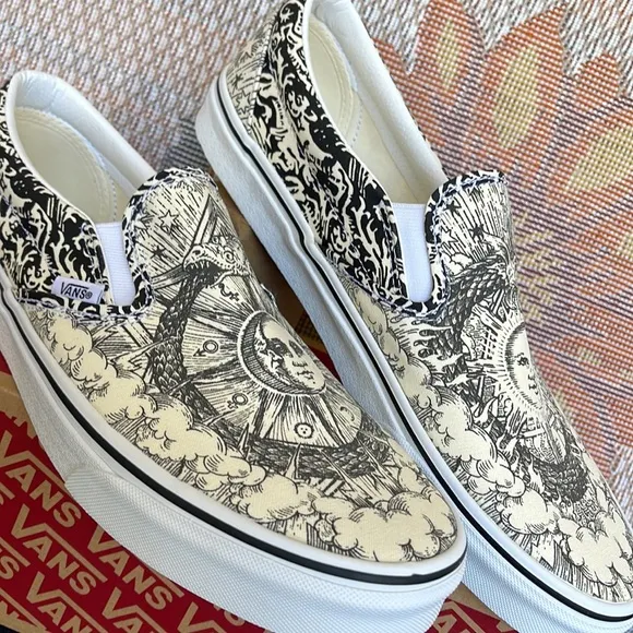Vans WMNS Classic Slip-0n(Ouroboros) Black/Tr WhtVN0A4U38WT8Sneakers
