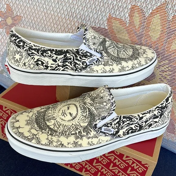 Vans WMNS Classic Slip-0n(Ouroboros) Black/Tr WhtVN0A4U38WT8Sneakers