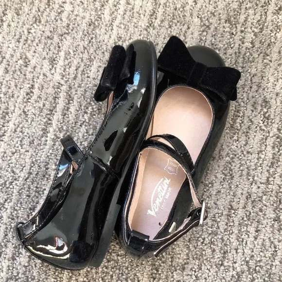 Venettini girls patent leather black bow dress shoes 27